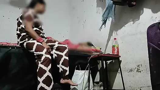 Kocasının odada olmasına rağmen, sonunda kayınbiraderi her ikisine de odada gösterilecektir.