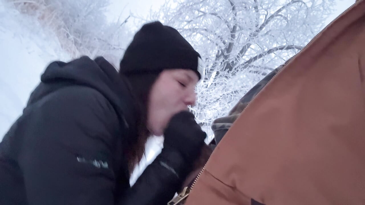 Chica al aire libre casi atrapada recibiendo polla dura en la nieve