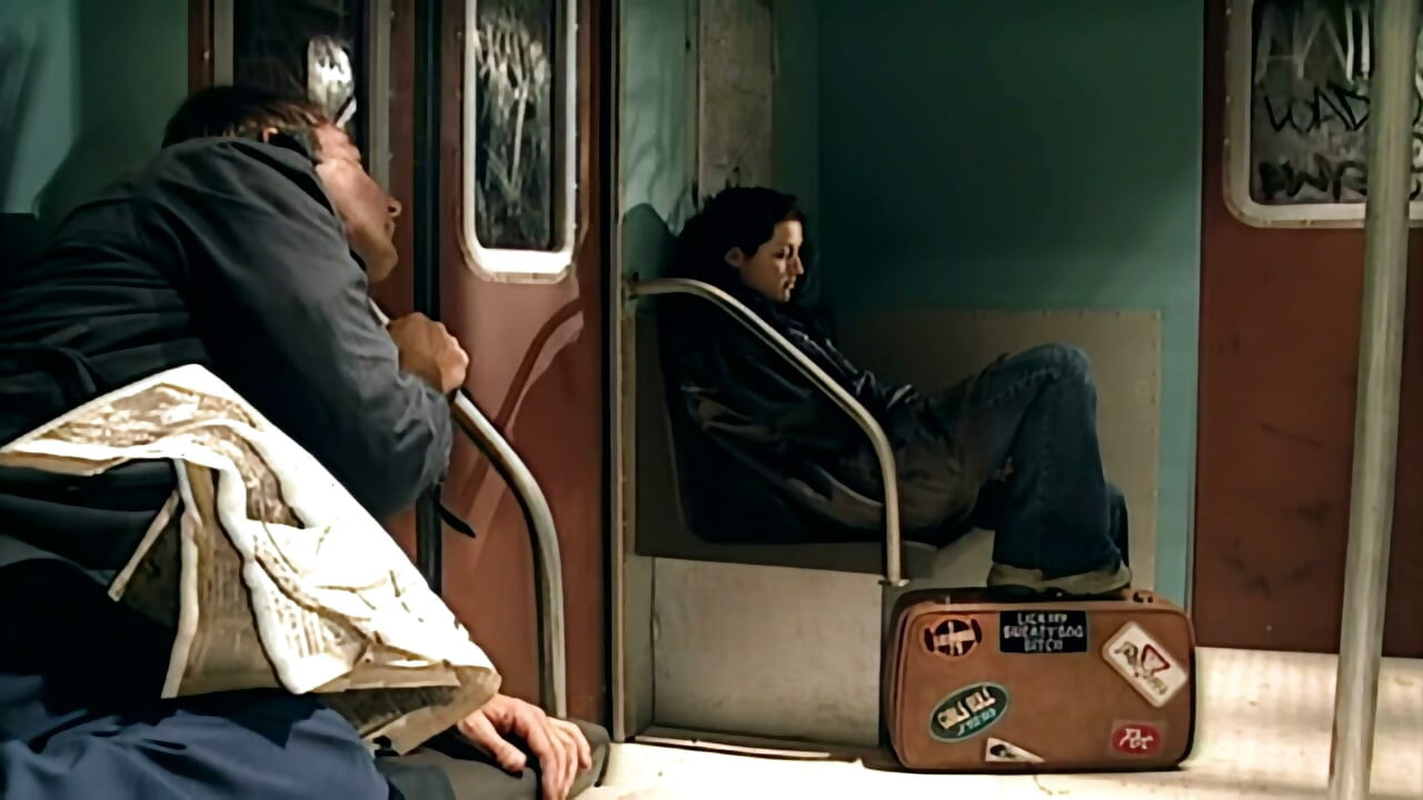 Bhaagi huee randi tren men ajanbi ke land ke lie phail jaati hai