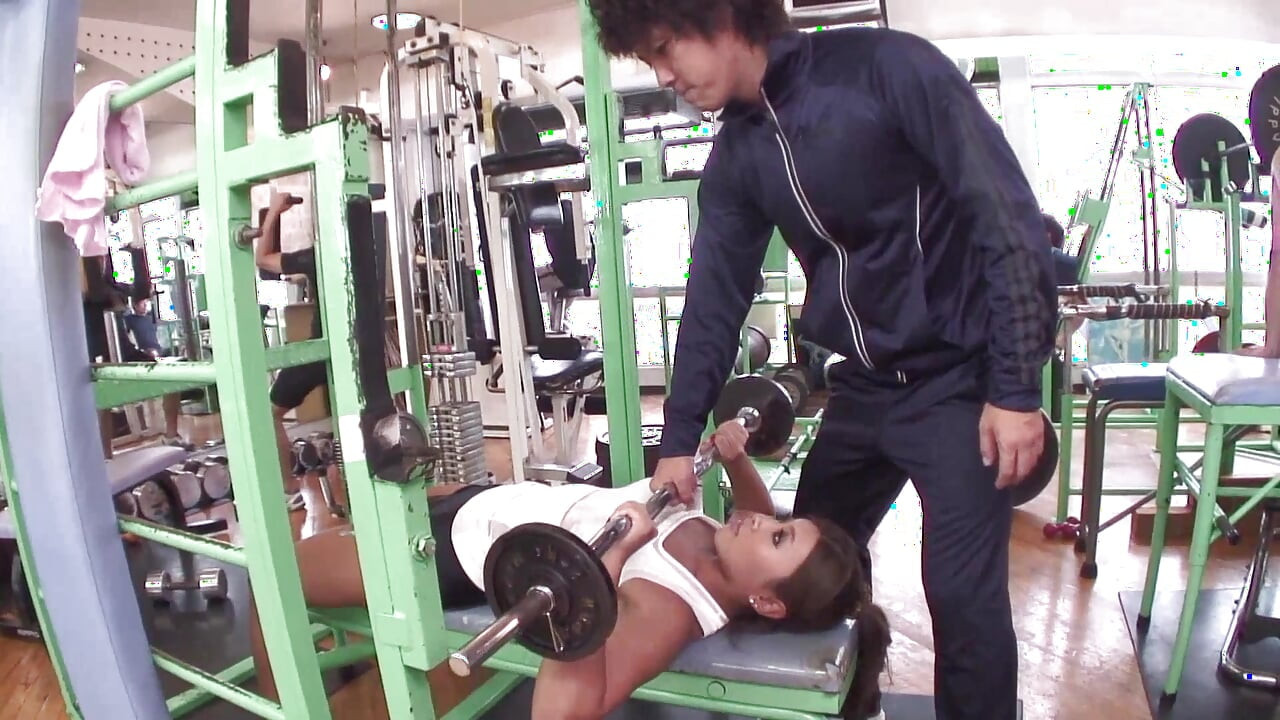 Cadela abre as pernas enquanto amante empurra sua buceta uma e outra até gozada