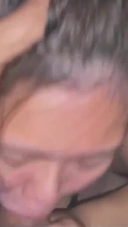 我吸吮他的雞巴直到他再也忍不住了 POV 口交射精在嘴裡 |片段 1