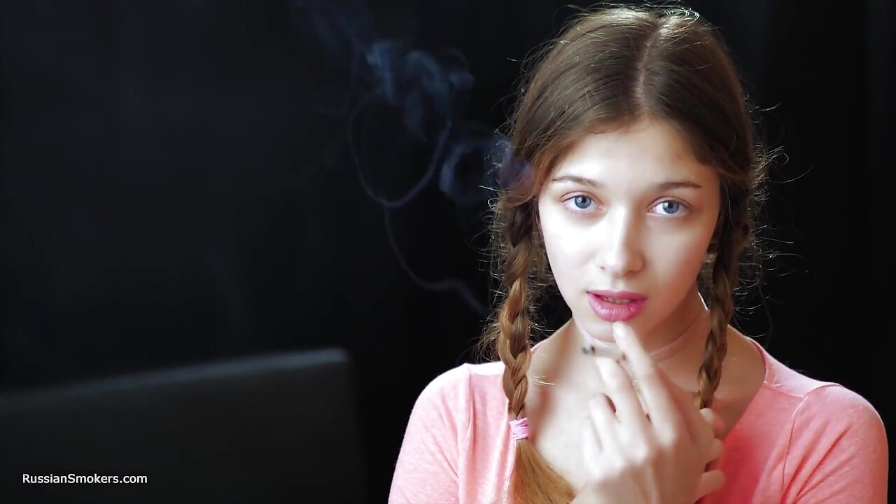 Sexy rusa tentadora fumando cigarrillos y brisa costera