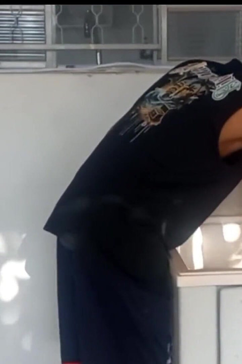 Üvey erkek kardeş üvey annesini gecekondu mahallesinde sikiyor