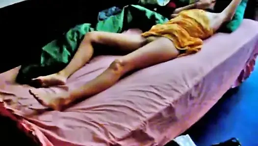 Üvey annem çıplak dinlenmiyor