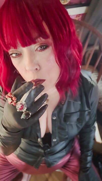 Sua amante Tina Snua vestida com corrente de couro fumando 2 cigarros de rolha