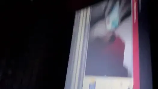 Cewek cantik itu terbakar dengan pertunjukan langsungnya