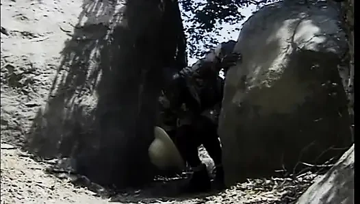 Heißes schwarzes küken bekommt weißen schwanz, um ihren arsch zu rocken