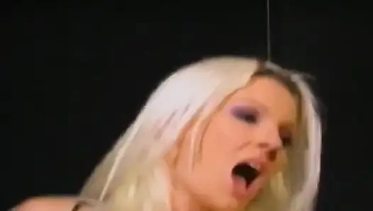 Netter blonder duo-küken lutscht und fickt einen harten schwanz im badezimmer