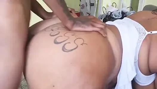 Yaramaz yakışıklı kızın poposuna girdim