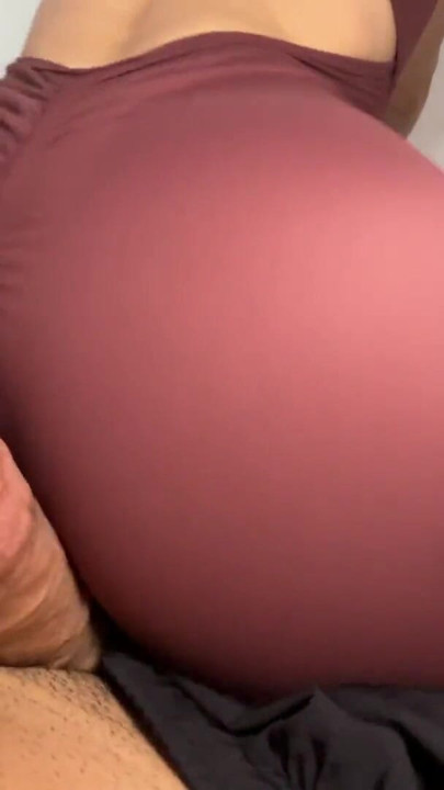 Zginanie glute - suche humping - współlokator | Klip 1