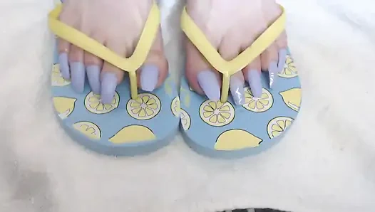 Lavanta uzun uzun ayak tırnakları sallıyor