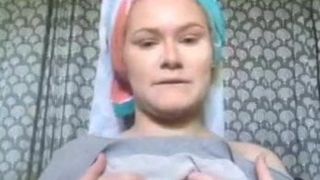 Ruda dziewczyna pokazuje cycki po prysznicu