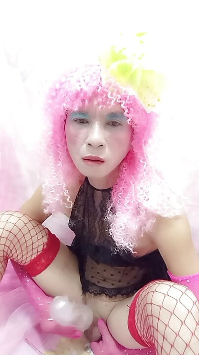 Oanh Le transgenre portant des vêtements sexy queue porno