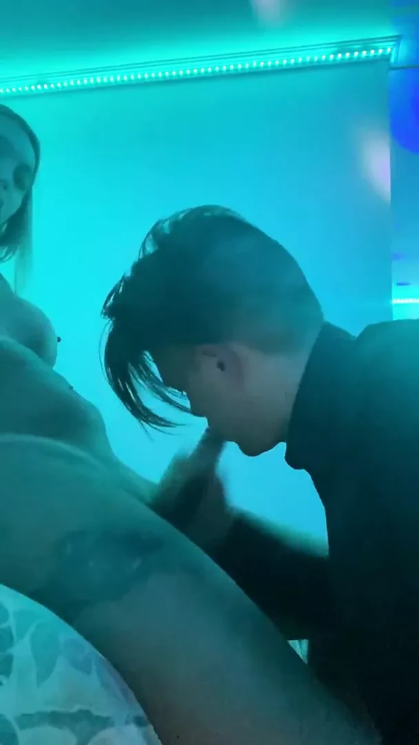 Una bella trans riceve un pompino e poi scopa questo ragazzo fortunato