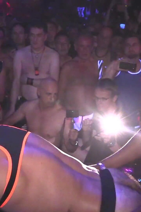 เย็ดต่อหน้าฝูงชน ตอน 1