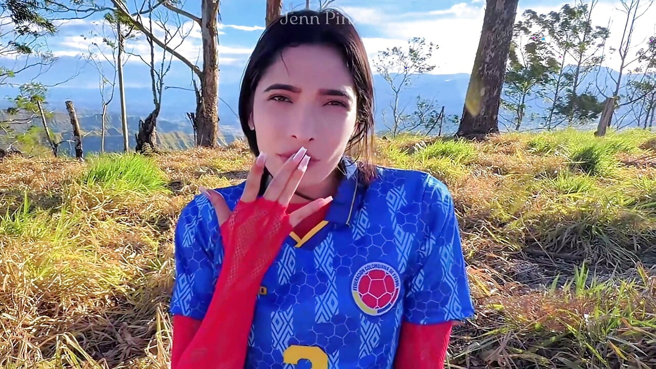 아름다운 날씬한 콜롬비아인 Jenn Pinzon이 산에서 큰 엉덩이에 크림파이 당함