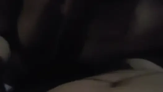 Aku datang untuk nonton TV dan berujung nyepong kontol