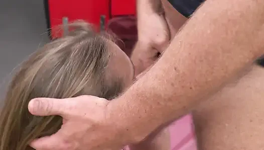 Худенькую милфу-брюнетку жестко трахнули после минета в глорихол