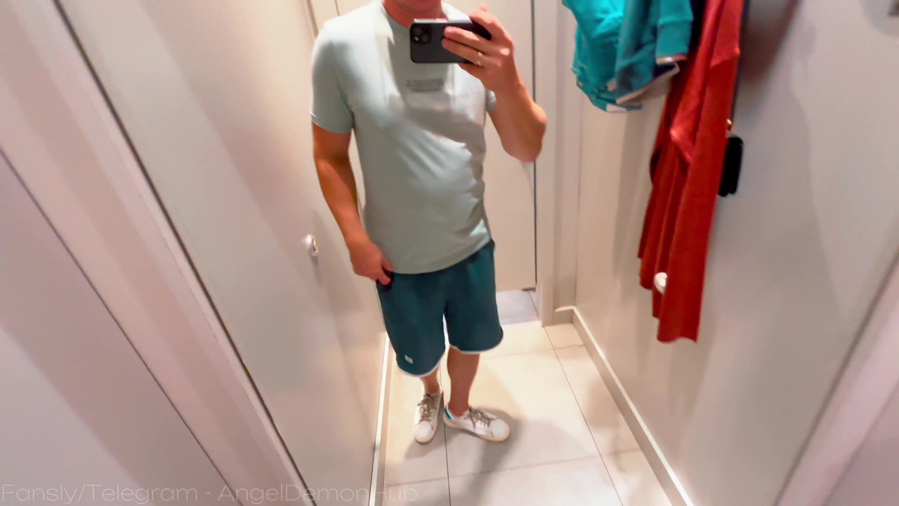 和女销售员在试衣间随意做爱