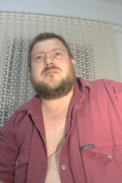 Une BBW poilue se fait baiser sur le lit