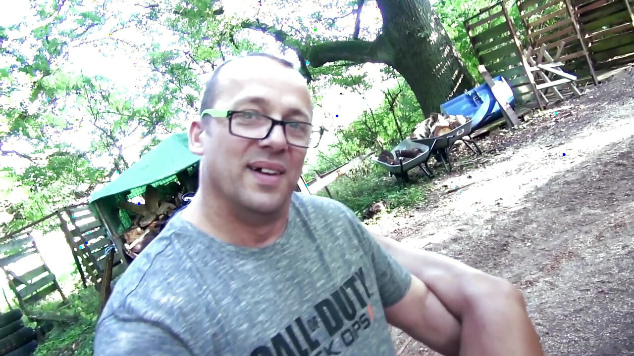 Venkovní trojka pro sexy brunetku