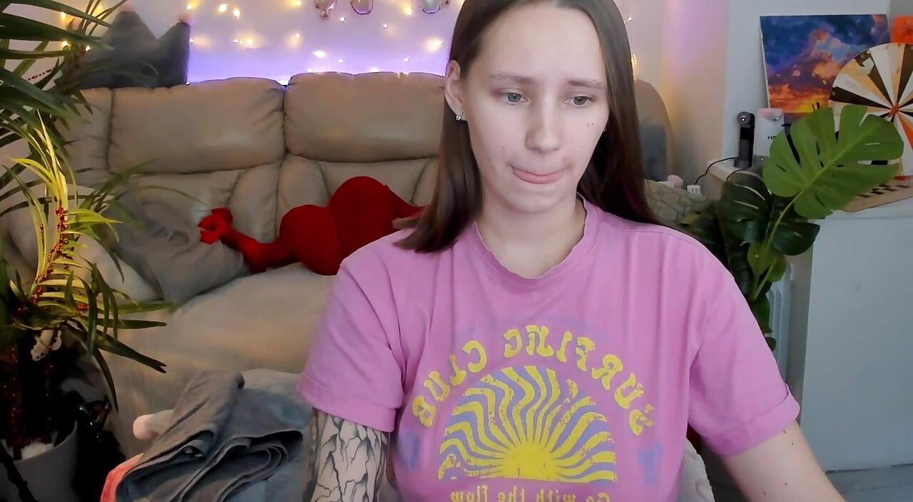 Tôi đã mệt mỏi vì bú và quyết định giải trí cho bạn bằng kẹp núm vú của tôi