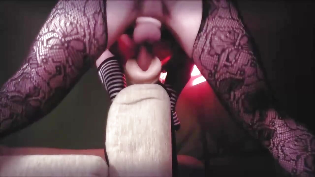 Napaljena trans žena jebe dildo