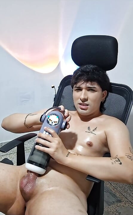 Aku lagi asik muasin memekku dengan mainan seks baruku