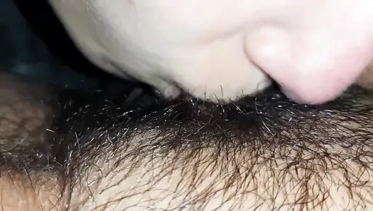 Pacarku nyepong, gigit, nyepong, jilat memek berbuluku