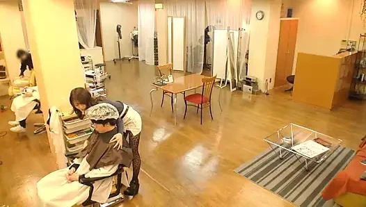 Салон, где зрительный контакт никогда не прекращается