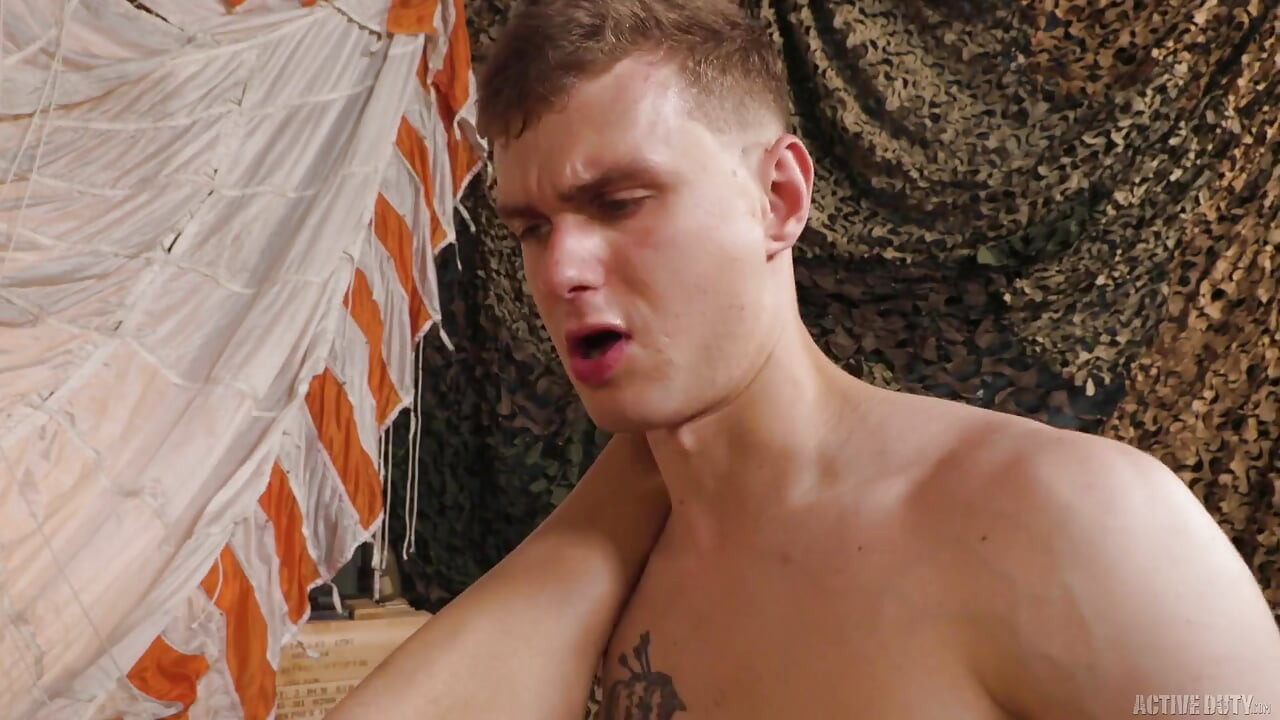 Ginger pejantan flip meniduri rekrutan hunk - jeremiah cruze, mick marlo - activeduty