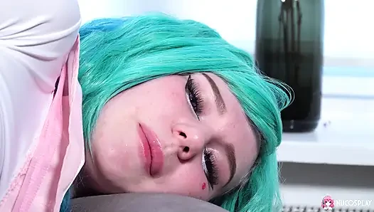 Seksi leyla lure ıslak tıraşlı amına dildo sokuyor.