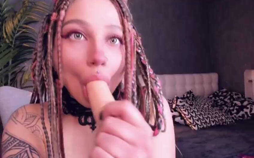 Una colegiala con una linda cara insertó un consolador enorme en su boca estrecha