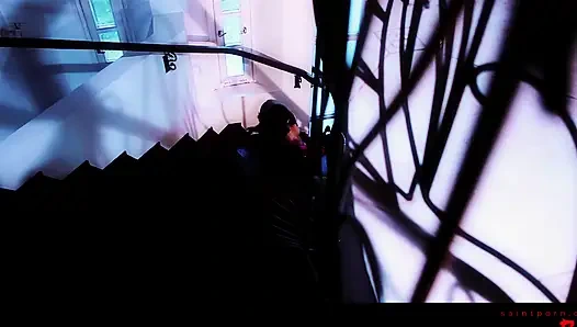 Dewi berambut gelap mengisap kontol besar dan mendapat persetubuhan panjang yang dalam