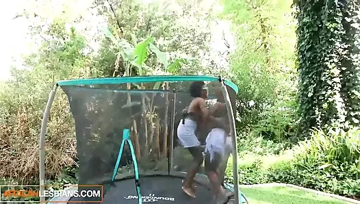 Schwarze besties mit dicken titten schleifen und kommen hart zusammen