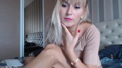 Drobna chuda blond milf masturbuje się kamerą