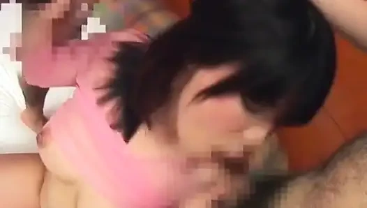 Японская милфа может обрабатывать два члена одновременно