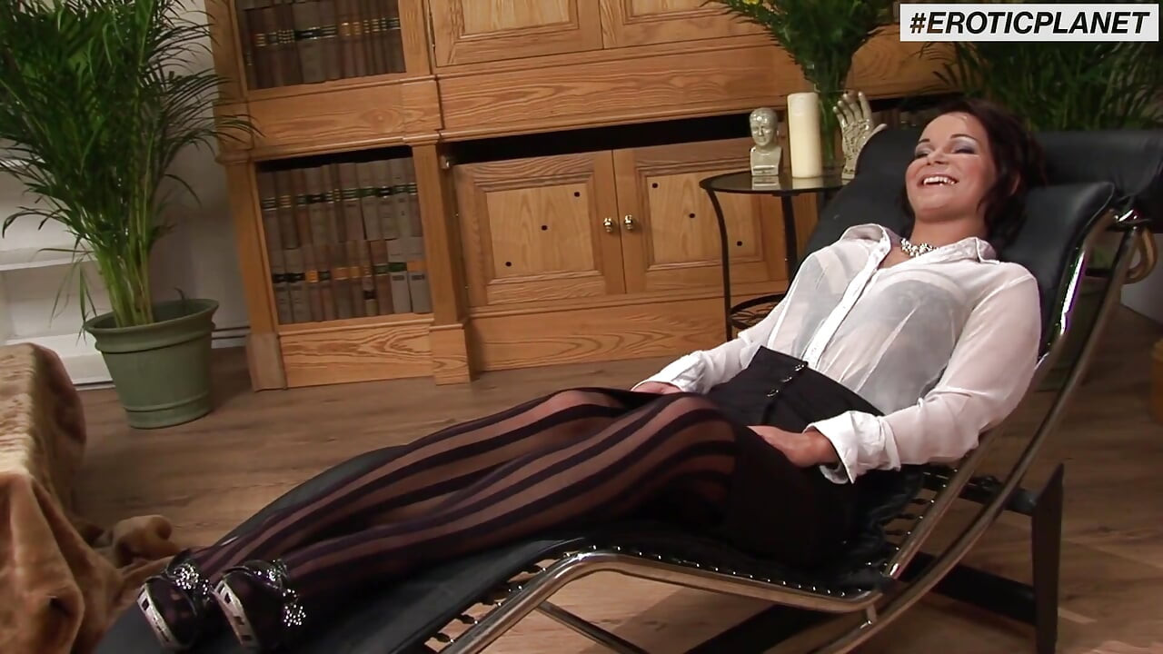 Αναλυτές S1: Η σέξι μελαχρινή λατρεύει το πρωκτικό σεξ και το χύσιμο a2m