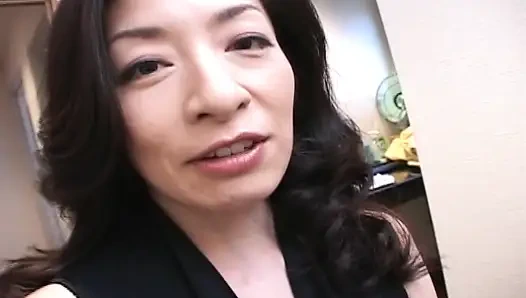 Японская милфа обожает играть с игрушками