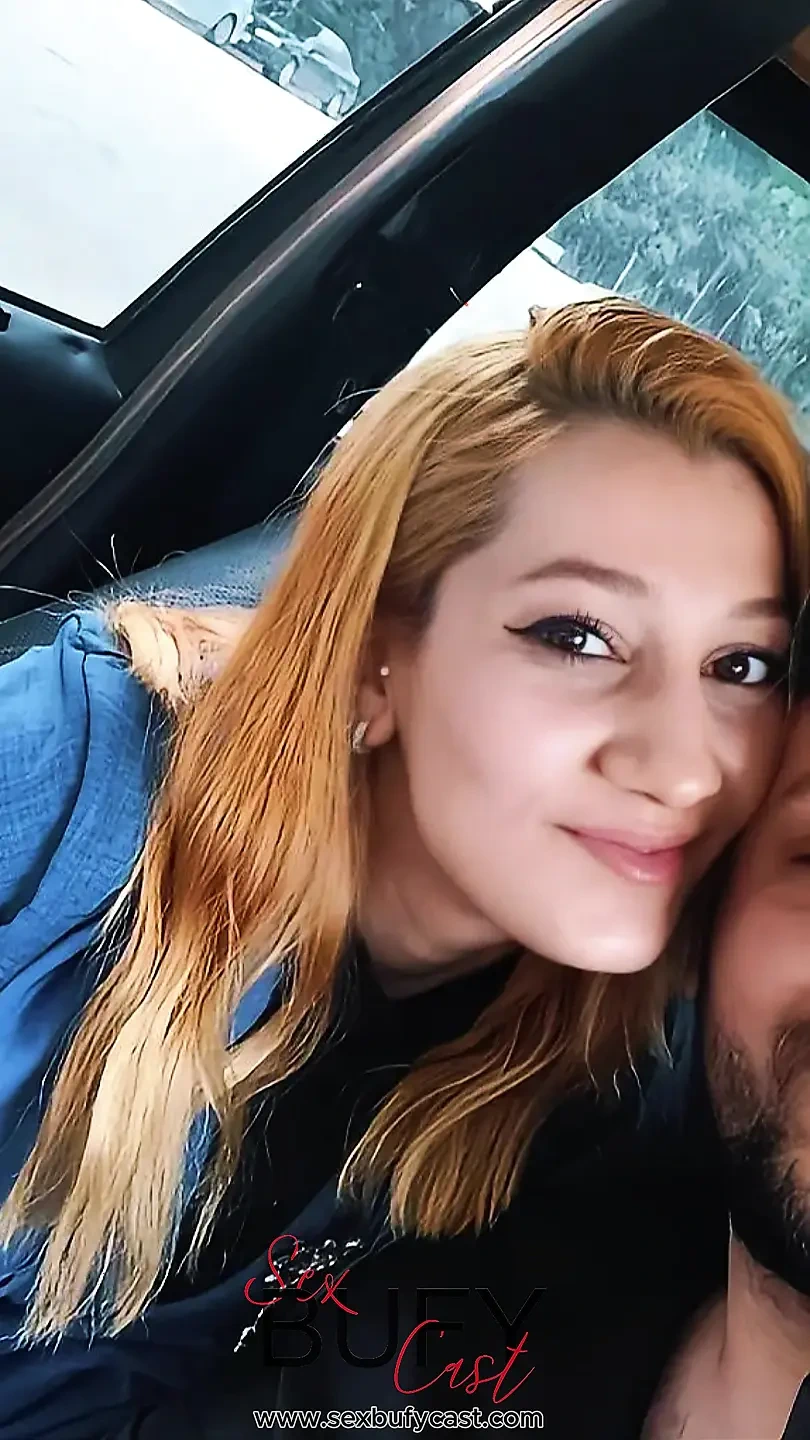 戴着穆斯林头巾的土耳其女人，美丽的内容。