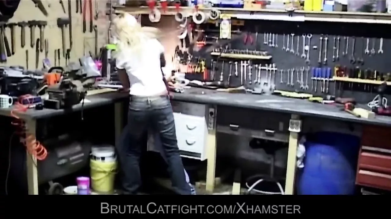 两个女孩疯狂地打架 - 一个被操