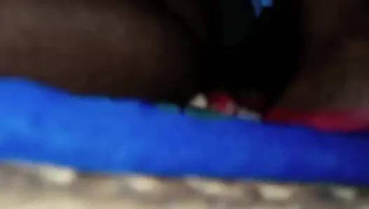 Ibu mertua ngewe penisku di tangannya untuk ngentot aku sesuai keinginannya.