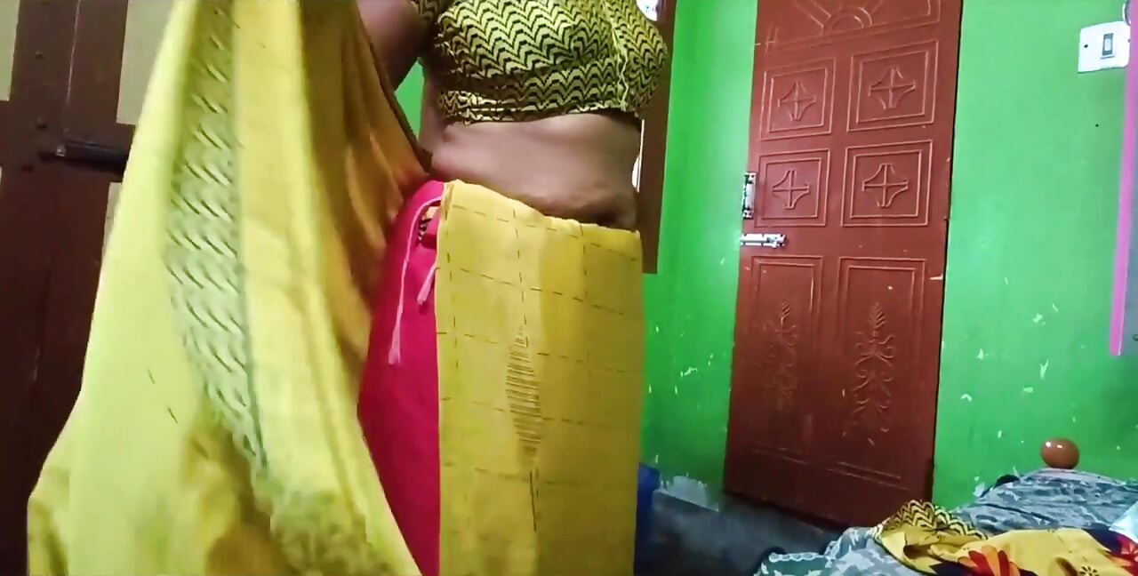 Ammu büyük göğüslerini gösteriyor ve sari değiştiriyor