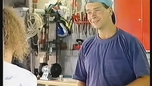 Kıvırcık saçlı sarışın genç kız sakso çekiyor ve sıkı götünü siktiriyor