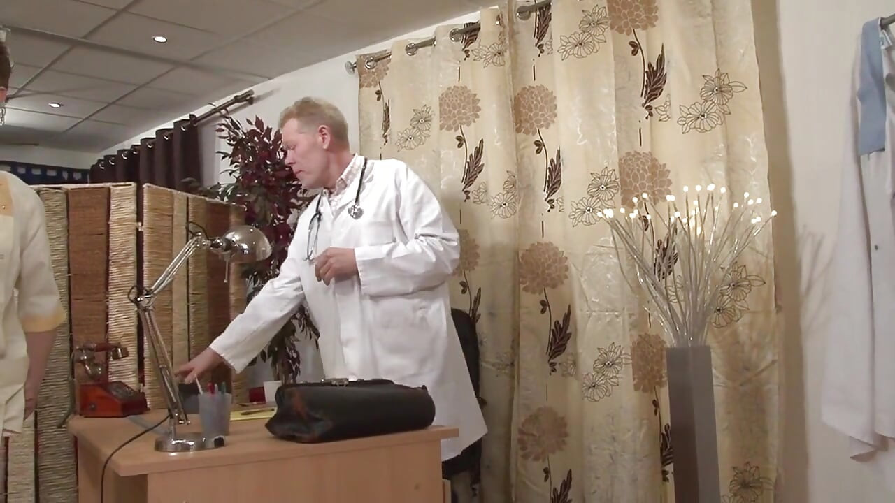 Dreier-action mit sexy brünettem schätzchen