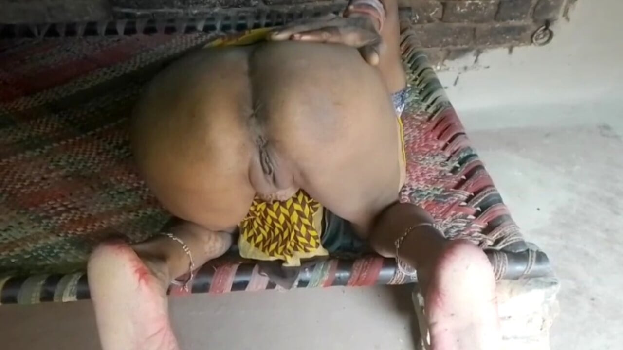 En voyant le gros cul, le cœur du mari était rempli de désir et de ce qu’il faisait