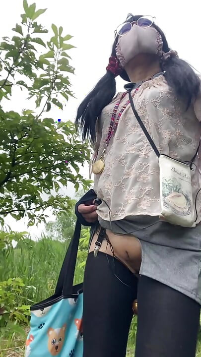 No257 Walking in the Park in Gap-Cut Pants