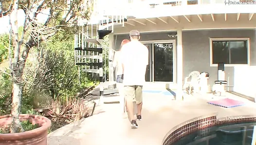 Bana şaplak at lütfen: genç kız sikilmeyi seviyor