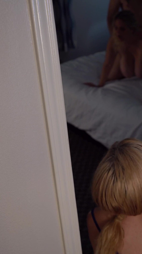 Glurende kamergenoot heeft een natte fantasie met bijschriften | Clip 2