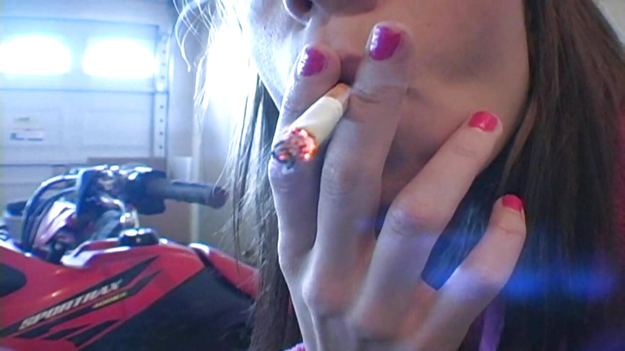 एडिसन रोज धूम्रपान की विशेषता Addison Rose